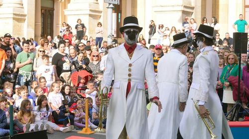 „Străzi deschise” în acest weekend: Spectacole de teatru, dans, magie şi improvizaţie, muzică live - pe Calea Victoriei şi pe Strada Prevederii