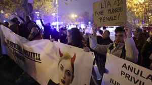 Protest împotriva Liei Savonea, din cauza deciziilor controversate ale șefei Curții Supreme: ”Nicușor, la CSM!” / ”Oana face un spital, voi achitați un penal” / ”Lie, lie, ciocârlie, cum îi scapi de pușcărie”/ ”Afară, afară, ești mult prea specială!”