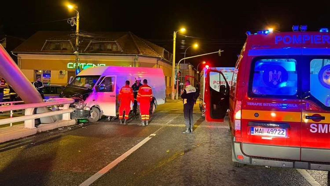 Doi bărbați din Dolj au ajuns la spital după ce mașina lor s-a ciocnit cu un microbuz care nu a oprit la semafor, în Sibiu