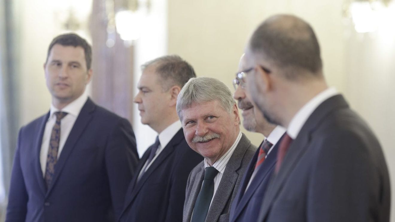 DNA: Fostul senator UDMR Verestoy Attila ar fi primit mită astfel încât Ministerul Culturii condus de Kelemen Hunor să facă plăţile către constructorul Aedificia Carpaţi, care a modernizat Biblioteca Naţională, Teatrul Naţional şi Muzeul de artă