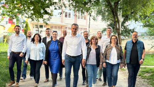 BREAKING Protest USR în sprijinul lui Radu Mihaiu la Biroul Electoral Sector 2 / Participă Elena Lasconi și Lucian Viziteu / „Cerem tuturor forțelor politice să respecte voturile oamenilor și să aprobe renumărarea transparentă”