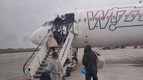 Scandal într-un avion WizzAir care trebuia să decoleze din Capitală spre Madrid la ora 14:30 / Pasagerii anunțați că avionul nu prezintă siguranță