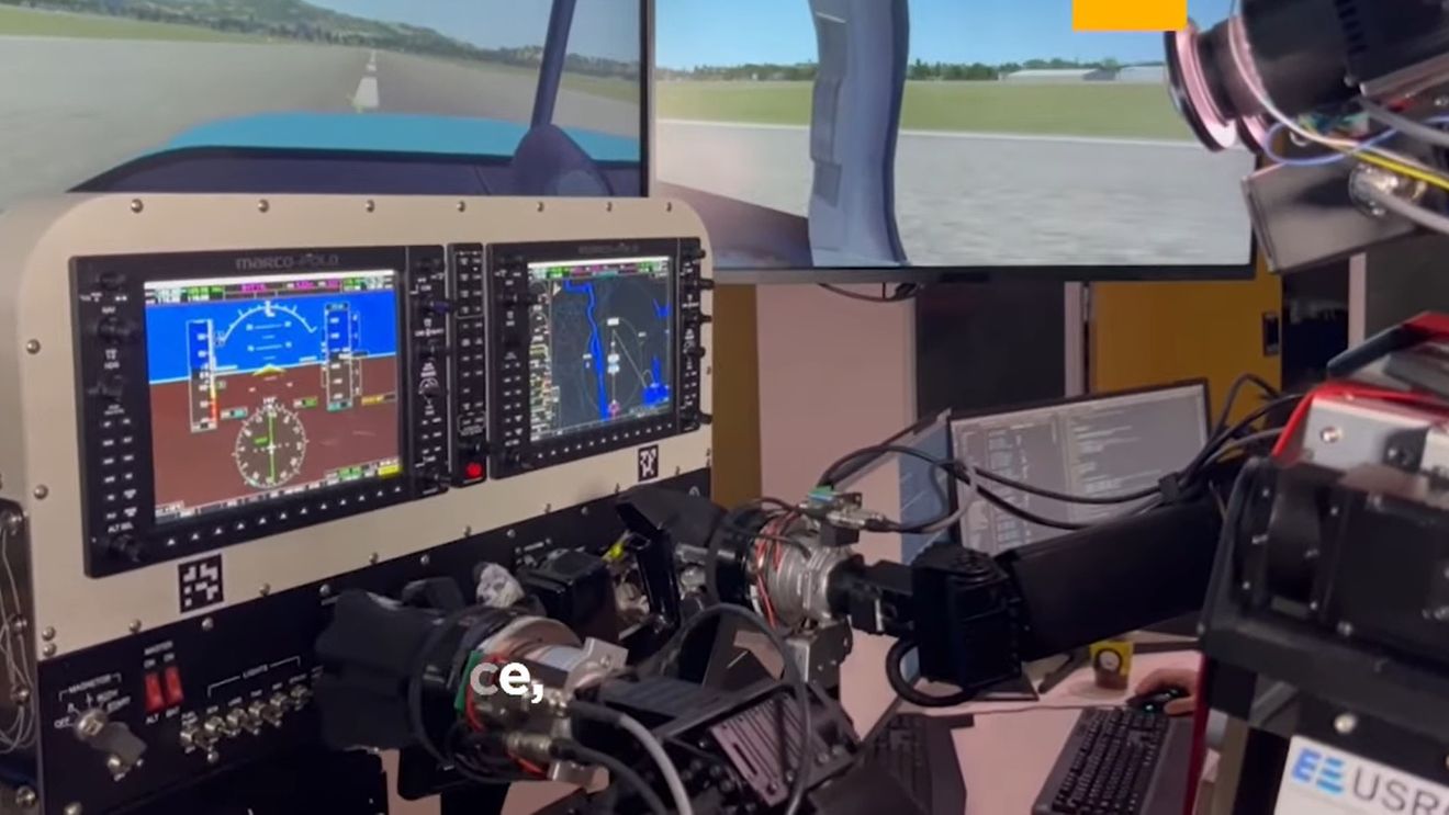 Video: PIBOT, primul robot umanoid capabil să conducă avioane, dezvoltat în Coreea de Sud / Tehnologia sa este integrată cu Chat GPT, iar forma umanoidă evită cheltuielile cu modificarea cabinelor de pilotaj