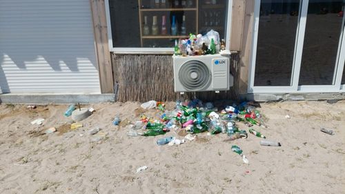 Deținuții de la Penitenciarul Constanța-Poarta Albă curăță de gunoaie zonele turistice din Dobrogea / Participarea e voluntară