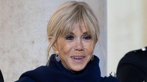Soția președintelui Macron își cere scuze după ce le-a făcut „proaste nenorocite” pe activistele care au întrerupt spectacolul unui actor acuzat de viol