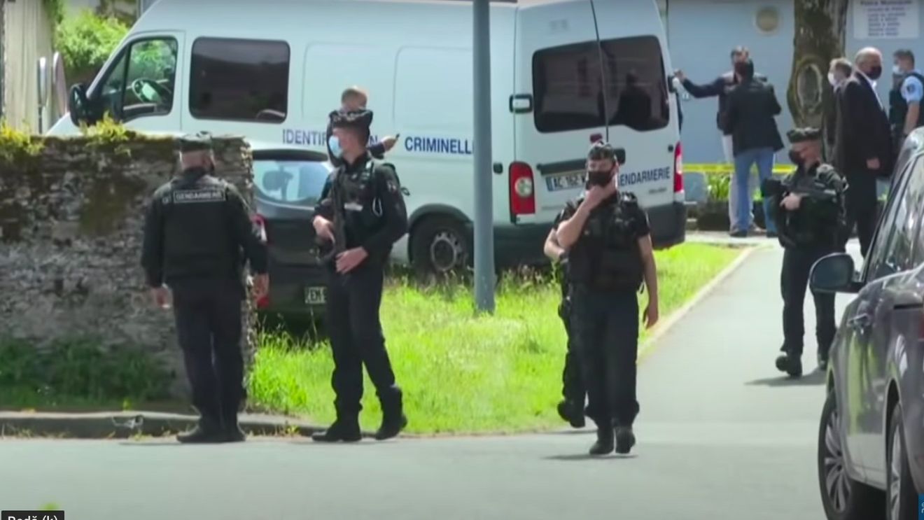 VIDEO Franța sub asediul infractorilor: O polițistă a fost înjunghiată de mai multe ori chiar în sediul poliției