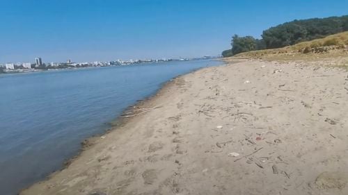 Plajă privată, deschisă în Tulcea după scăderea nivelului Dunării / ”Oamenii vin, se relaxează, pot să facă un grătar, să cumpere o băutură rece”