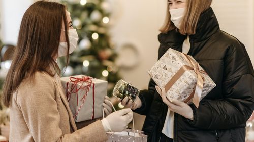SONDAJ: 80% dintre români petrec Crăciunul în familie anul acesta / 50% cheltuie cel mult 500 lei pentru cadouri / Doar 21% dintre cei chestionaţi se tem că s-ar putea îmbolnăvi de Covid