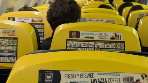 Nicușor Dan, surprins într-o cursă aeriană low-cost / Președintele ar fi călătorit alături de fetița sa și un ofițer al SPP