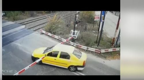 VIDEO Un alt șofer forțează trecerea la nivel cu calea ferată și traversează deși bariera era coborâtă
