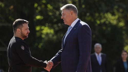 Iohannis: Şi noi negociem un acord bilateral de securitate cu Ucraina care cuprinde reconstrucţia Ucrainei, dar şi dezvoltarea legăturilor, unele sunt tradiţionale, altele au apărut în aceşti ani complicaţi de război