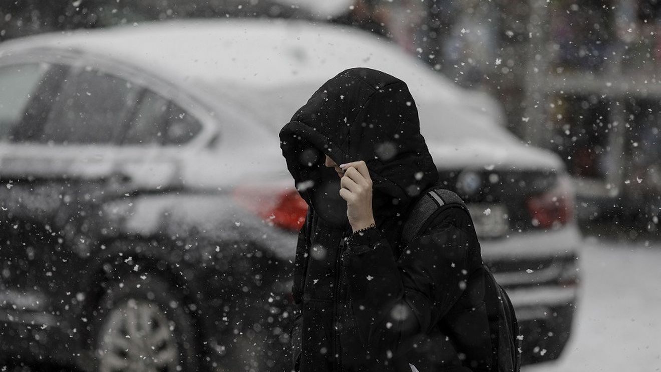 Vremea face ravagii în 40 de localități din 18 județe/ Pompierii, jandarmii și Salvamont intervin în zonele afectate de viscol și ninsoare