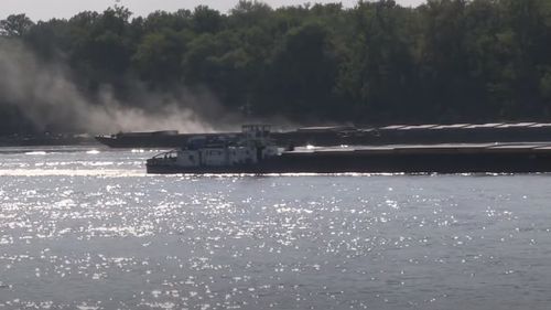 Presa bulgară: O macara plutitoare va descărca barjele care ard mocnit pe Dunăre / Căpitanului convoiului i s-a oferit ajutor din 8 iulie, de când a izbucnit incendiul, însă a refuzat