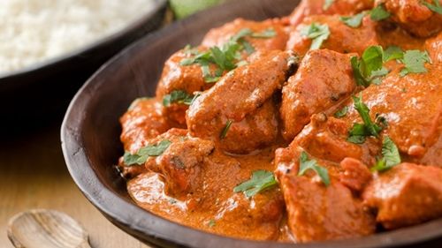 Pui în sos de curry și orez: Rețeta care se poate găti într-o singură oală și e gata în doar 30 de minute