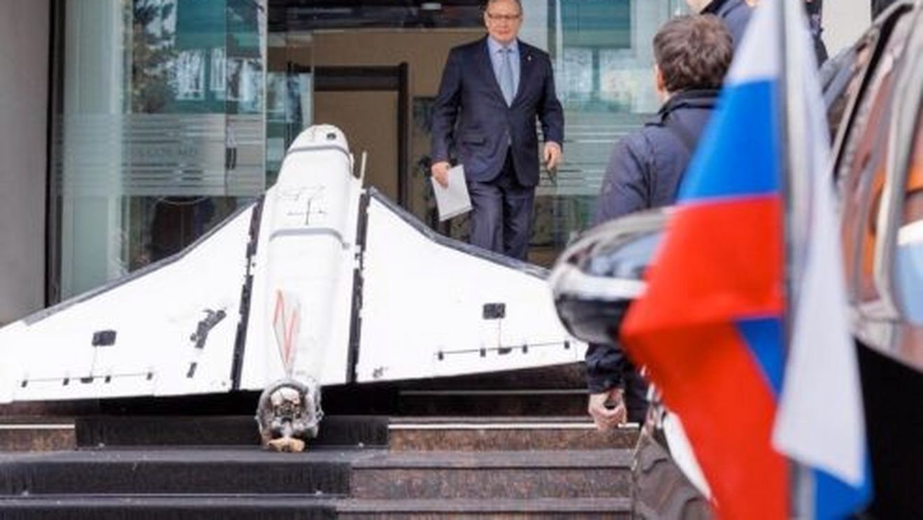 Moldovenii au luat drona care a ajuns ieri pe o casă din nordul Republicii Moldova, au pus-o pe scările ministerului de Externe și l-au așteptat pe ambasadorul rus / Ministerul de Externe i-a înmânat diplomatului rus o notă de protest: „Acțiuni absolut inadmisibile”