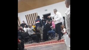 Botez cu 60 de invitați fără măști de protecție, întrerupt de polițiștii din Alba. Pastorul, amendat cu 5.000 de lei