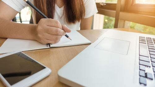 Standardele pentru predarea online în universități au fost publicate: camere video deschise pe toată durata activităților online, interactivitate în predare, ponderi maxime de 50-65% pentru online