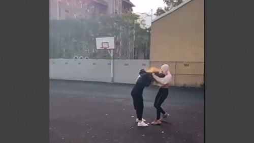 SURSE Iubita tânărului care a făcut accidentul de la 2 Mai, bătaie cu o colegă în curtea colegiului unde învață / Rebeca Lăzărescu a avut nevoie de îngrijiri medicale / A fost deschis dosar penal, ambele fete au făcut plângere pentru loviri și alte violențe