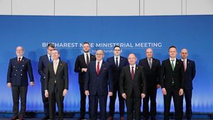 Statele B9 cer mai multă prezență militară americană. Aurescu: „Dacă avem o apărare puternică, putem limita comportamentul destabilizator și asertiv al Rusiei” / „Este singurul limbaj pe care Rusia îl înțelege”