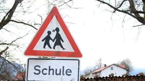 Majoritatea școlilor cu predare în limba germană nu respectă legea și nici dreptul minorității de a primi integral instruire în limba maternă, dar Ministerul susține că ele își păstrează statutul pentru că „elevii nu pot fi privați de acest drept”