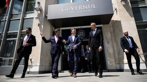 Aflat în vizită la Chişinău, ministrul de externe al Ungariei oferă Republicii Moldova 300.000 de euro pentru „consolidarea capacităţilor de apărare”