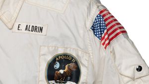 Jacheta purtată de astronautul Buzz Aldrin în misiunea sa pe Lună a fost scoasă la licitaţie/ Prețul este estimat la 1-2 milioane de dolari