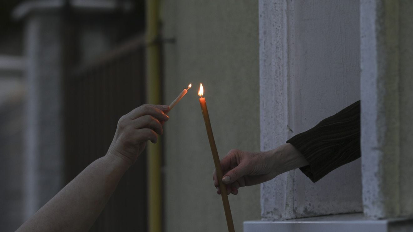 VIDEO Patriarhul Daniel, rugăciune pentru bolnavii de COVID-19 și medicii care îi tratează/ Slujbele din toată țara s-au desfășurat, în premieră, fără credincioși. Aceștia au primit Lumina și pâinea sfântă acasă, de la preoți și voluntari