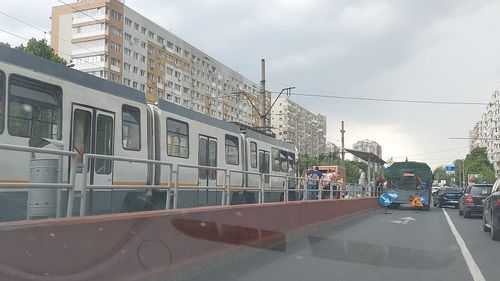 Un tramvai a deraiat în Bucureşti / Vagonul a acroşat un biciclist care a fost rănit / Circulaţie blocată pe mai multe linii