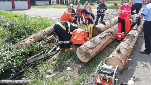Suceava: Mai mulți buşteni s-au desprins dintr-un camion şi au căzut pe șosea. Trei persoane rănite, printre care și un copil de 10 ani