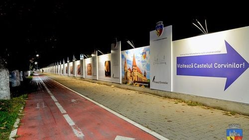 „Drumul Corvinilor” din Hunedoara s-a extins: peste o sută de panouri spun povestea familiei Corvinilor