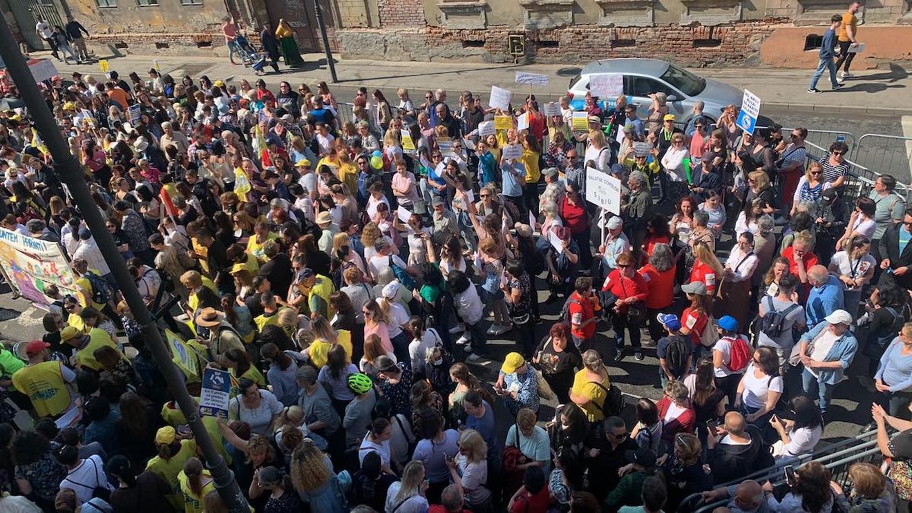 Sindicaliștii sibieni explică de ce nu au ieșit ieri în stradă, în timpul vizitei președinților României și Germaniei: nu erau strânse semnături / Peste 1.000 de profesori pichetează Prefectura Sibiu