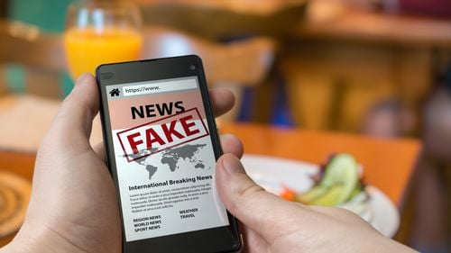 VIDEO Ești atent la semnele care pot indica dacă o postare sau o știre sunt reale sau false? Patru indicatori de bază