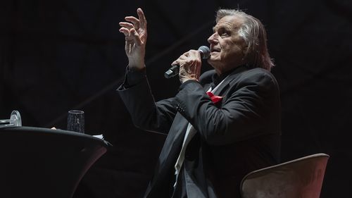 Medicul Adrian Marinescu, în urma evaluării lui Florin Piersic: Veştile sunt bune, evoluţia continuă să fie bună. M-a întrebat când se poate întoarce pe scenă