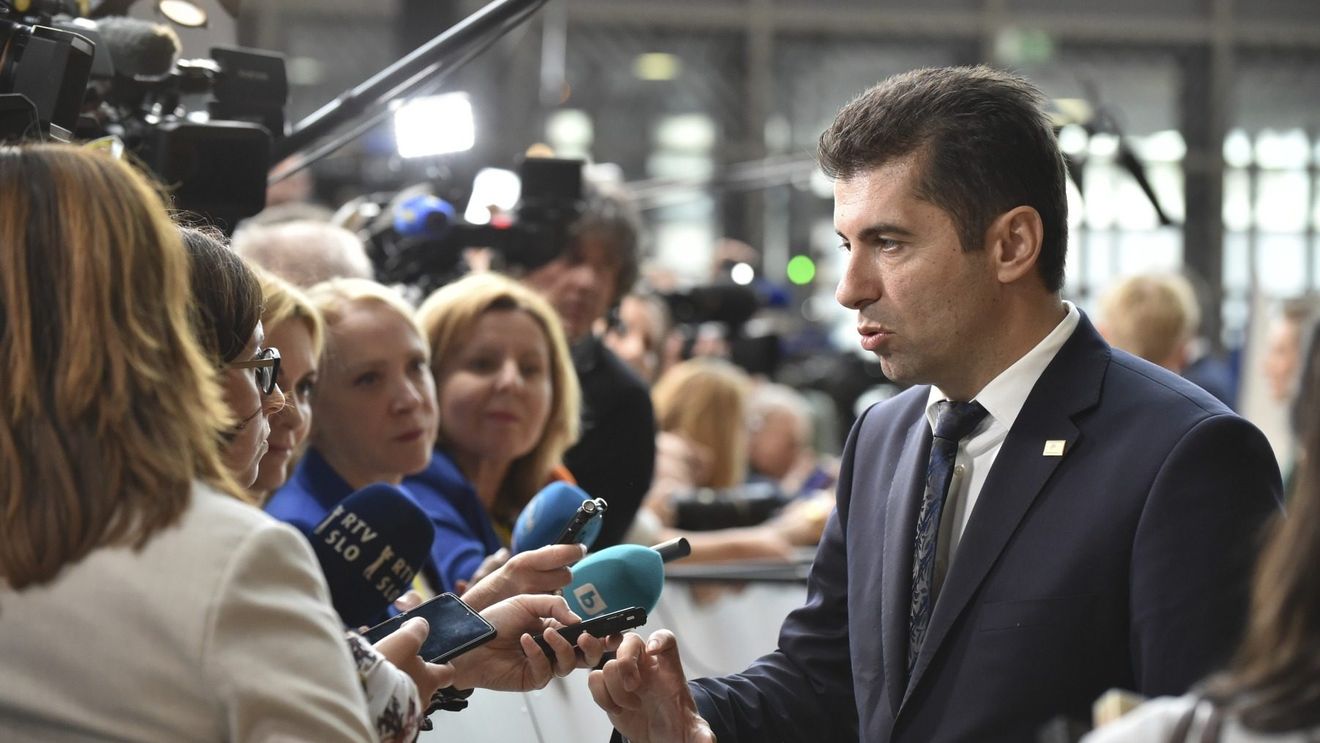 Bulgaria: Guvernul reformist al lui Kiril Petkov a fost demis printr-o moțiune de cenzură lansată e fostul premier Borisov, ținta campaniei anticorupție