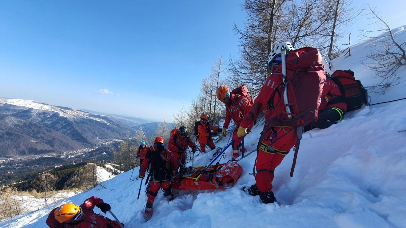 Risc mare de avalanșe în Munţii Bucegi şi Făgăraş / Salvamontiştii recomandă evitarea traseelor alpine