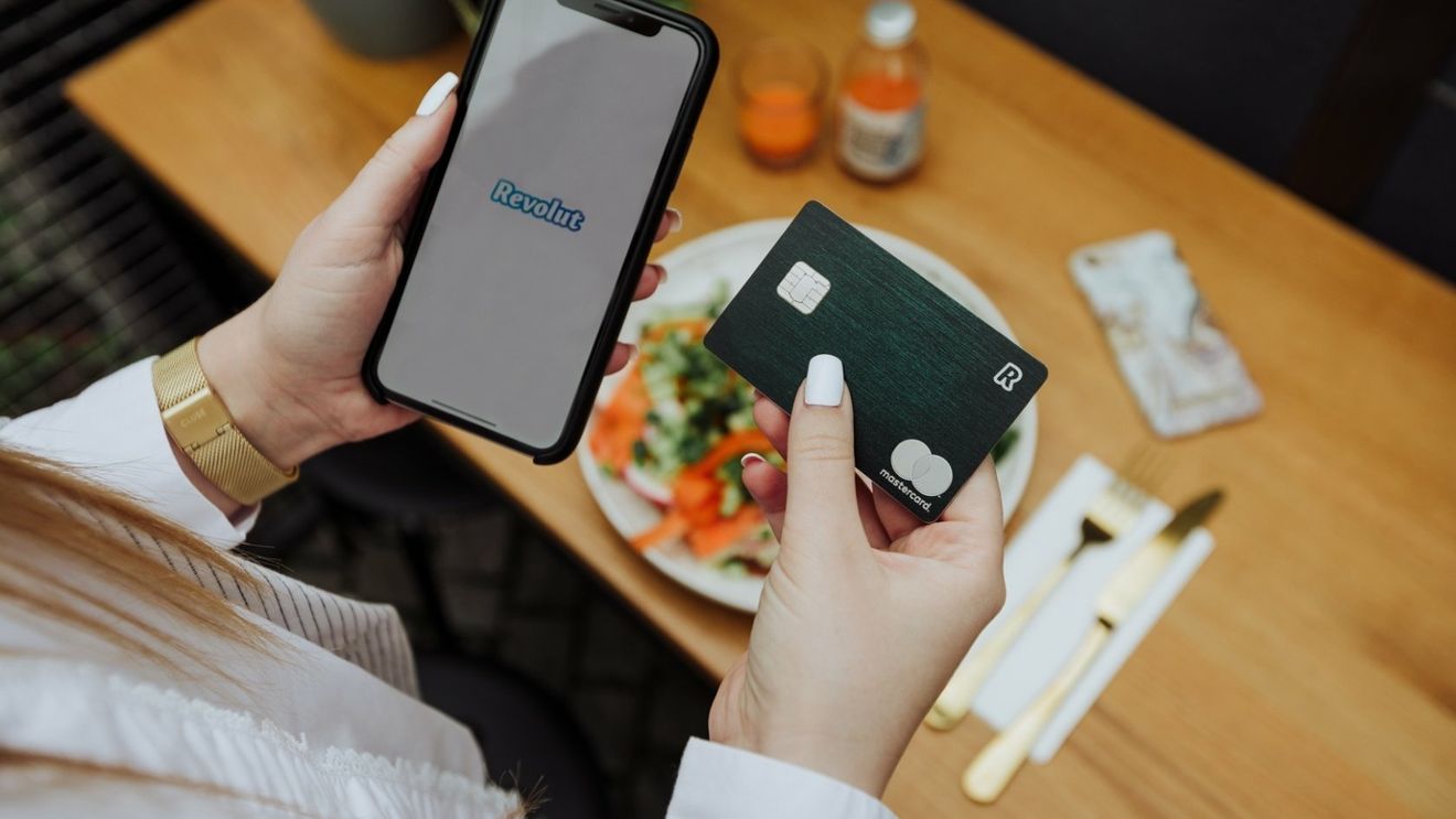 Românii au cheltuit, de Paşte, pe divertisment, shopping şi mâncare. Suma medie cheltuită de Paşte de un utilizator Revolut a crescut cu 21%, la 975 lei