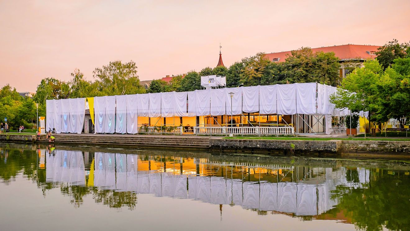 De ce merită să vizitezi The Lighthouse, casa luminii și inima The Night-Art Festival?