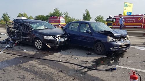 FOTO Carambol de 7 mașini pe A 1, în zona Ciorogârla, pe sensul spre București / O persoană a decedat, pentru alte două s-a chemat elicopter SMURD