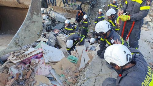 Echipele românești de intervenție încearcă de mai multe ore să salveze un adolescent de 16 ani de sub dărâmături, anunță Raed Arafat: ”Copilul încă este în viață”/ Munca salvatorilor, îngreunată de replicile cutremurului