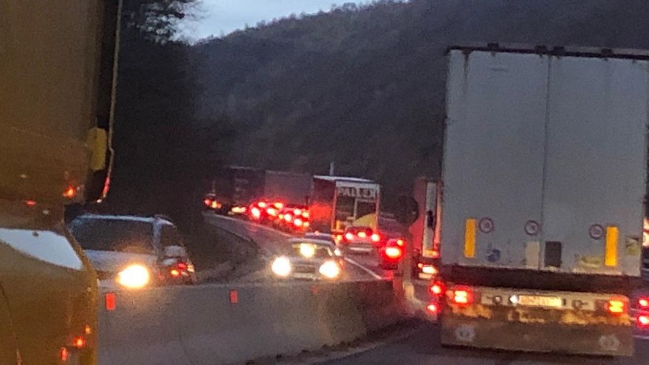 Circulaţie reluată pe DN 7, între Piteşti şi Râmnicu Vâlcea, la 13 ore după răsturnarea unei cisterne cu etanol