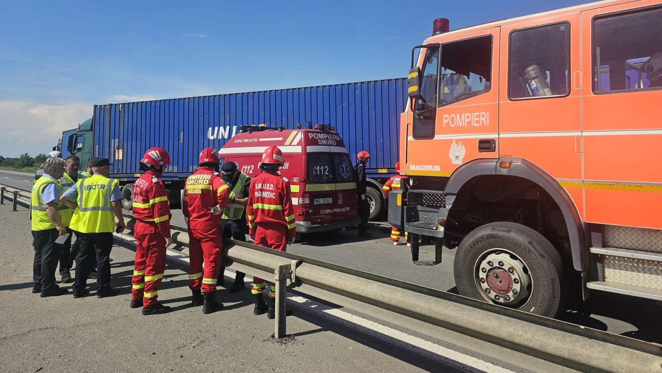 Trei copii şi 11 adulţi, răniţi într-un accident rutier pe autostrada A1 Deva-Nădlac, în zona localităţii timişene Margina / Au fost implicate cinci autoturisme, un autotren şi o autoutilitară