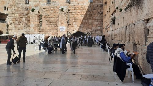 MAE: Un alt treilea grup de pelerini români a părăsit Israelul, aflându-se în Egipt / De acolo, românii vor ajunge la Sofia, de unde îşi vor continua călătoria spre România pe cale rutieră
