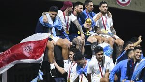 UPDATE Incidente pe drumul campionilor la Buenos Aires/ Fotbaliștii au fost urcaţi în elicoptere/ Cinci milioane de fani pe străzi la revenirea campionilor mondiali în țară