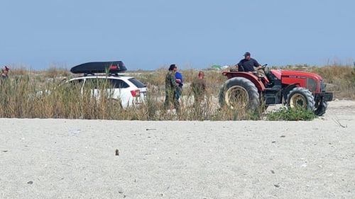 VIDEO Turist român în Grecia: a intrat cu mașina pe plajă, în Halkidiki, și a rămas blocat. A fost scos cu ajutorul armatei