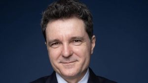 Stilul vestimentar al lui Nicușor Dan: candidat la Președinție sau contabilul anului?
