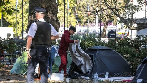 Digi24: Londonezii dintr-un cartier de lux, șocați de două românce care și-au făcut bordel în cort, în fața unei școli/ Sunt prezervative aruncate peste tot, iar rufele sunt puse la uscat pe gardurile locuitorilor