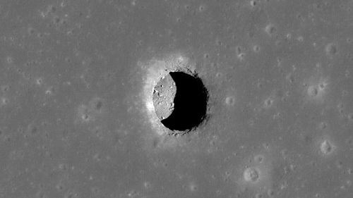 O peșteră descoperită pe Lună ar putea adăposti oameni. Oamenii de știință au speculat că "gropile lunare" ca aceasta ar putea fi intrări în peșteri - acum au dovada