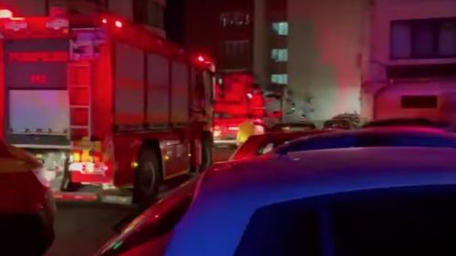 VIDEO Incendiu într-un bloc cu 10 etaje din Râmnicu Vâlcea, izbucnit de la o cratiţă cu untură uitată pe foc