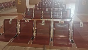 FOTO Cum arată Gara de Nord din Capitală în timpul stării de alertă: marcaje privind păstrarea distanței și anunțuri privind obligativitatea purtării măștii