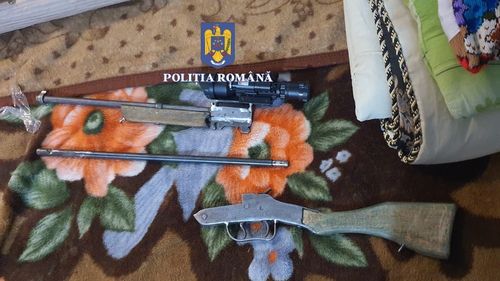 O sută de percheziții în 35 de județe, într-un dosar de contrabandă / Se aduceau arme neletale din Spania, prin curier